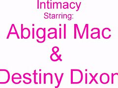 Abigail Mac, una rubia tetona, recibe una mamada de Destiny Dixon