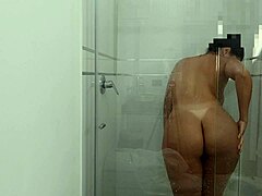 Une demi-soeur latina est filmée en train de prendre une douche avec un gros cul