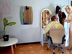 Съблазнителна фризьорка изненадва клиент на нудистки курорт