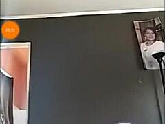 Црна МИЛФ показује своје тело у тверк видеу