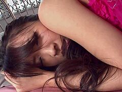 Eine süße japanische Teenager-Milf bekommt eine riesige Gesichtsbehandlung, nachdem sie mehrere Schwänze gelutscht hat