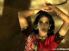 परिपक्व भारतीय सुंदरता एक एकल वीडियो में मोहक नृत्य करती है