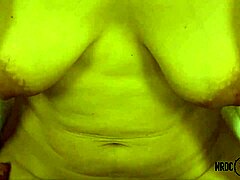 इस शौकिया वीडियो में एक परिपक्व महिला को आनंद से कराहते हुए देखें क्योंकि वह अपने ढीले स्तनों को दिखा रही है