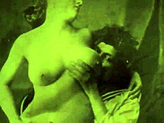 डार्क लैंटर्न एंटरटेनमेंट की एक पूरी फिल्म में विंटेज मुखमैथुन और बालों वाली चूत की चुदाई