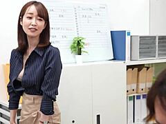 Japansk kontordame Yu Shinoda ydmyker sin underdanige med cunilingus og cumpie