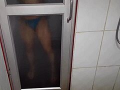 Uma milf sensual exibe seus pés molhados enquanto faz uma dupla penetração na sauna