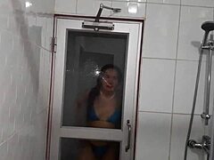 Uma milf sensual exibe seus pés molhados enquanto faz uma dupla penetração na sauna