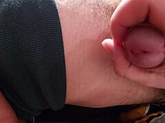Bolas peludas e pau em vídeo close-up amador