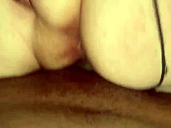 Une milf aux gros seins avec un gros cul chevauche une bite noire dans une vidéo maison humide et sauvage