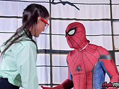 Sofiemariexxx gir en slem blowjob til Spidermans store, harde kuk