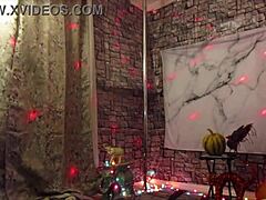 En hjemmelavet video af en rødhåret hustrus halloween-pussy-dans