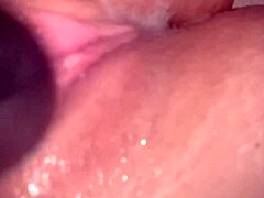 Um casal amador experimenta um intenso orgasmo com um vibrador e estimulação do clitóris