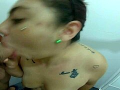 Une MILF vénézuélienne se fait baiser sous la douche et éjacule