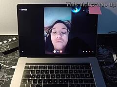 Spať a masturbovať sa s španielskou MILF na webovej kamere