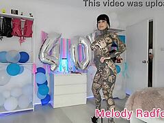 澳大利亚色情明星 Melody Radford 穿着小黑和比基尼的自制视频