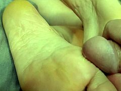 HD porno s perverznou masážou nôh a hrou s výtryskom