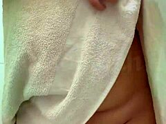 Amateur Arabische tiener plaagt met haar grote borsten en harige kutje