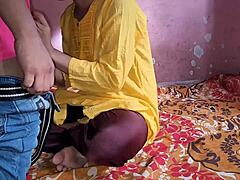 一个年轻的印度女孩在视角视频中被股和内射
