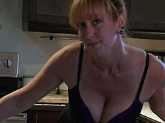 Красивая рыжеволосая мастурбирует на кухне