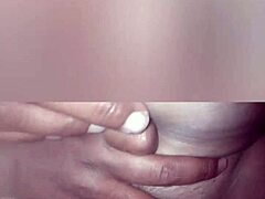 Video buatan sendiri yang menampilkan seorang amatir dengan penis besar melakukan masturbasi