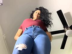 Exklusiv video av en fet och kurvig MILF