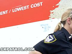 Milf mit großen Brüsten reitet einen schwarzen Patrouillenpolizisten in HD-Video