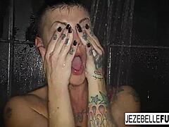 Jezebelle Bonds s veľkými prsiami sa odráža, keď je mokrá v sprche