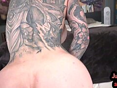 Ερασιτέχνης MILF με μεγάλα βυζιά και τατουάζ παίρνει το μουνί της γλείφεται και γαμιέται σε POV
