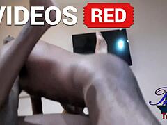 Una MILF negra es captada por una cámara oculta con un pene