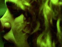 Η Billie Piper κάνει χειραψία και πίπα σε μια σεξουαλική σκηνή με μια πορνοστάρ