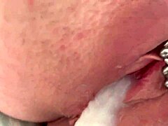 Una milf amatoriale viene scopata nella sua figa piercingata e riempita di sperma