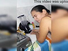 Video amatoriale di sesso che mostra la moglie infedele scopata dal fratellastro