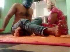 Erodovaná díra v análu a těsná kundička v indickém sexuálním klipu