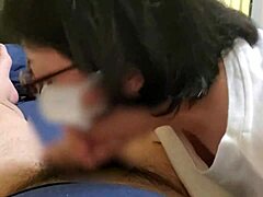 Esposa japonesa com seios grandes faz um boquete enquanto a esposa mastiga