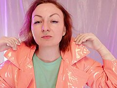 Zrela mama sa seksi striptizom i ASMR u HD videu