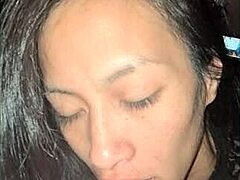 Asiatische MILF genießt einen Deepthroat-Blowjob mit Nippel-Spiel und Massage