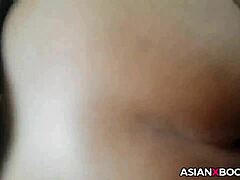 MILF asiática amateur recibe su coño afeitado follado