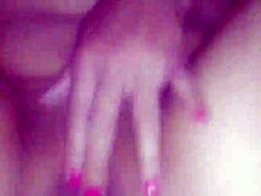 Amadora se masturba e recebe gozada dentro neste vídeo quente de MILF