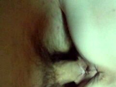 इस वीडियो में वेश्या राइड करते हुए लंड पर वीर्य निकालती हुई।