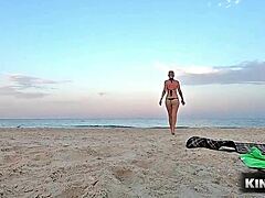 Blondine-babe får en gyllen dusj på stranden fra spioneren
